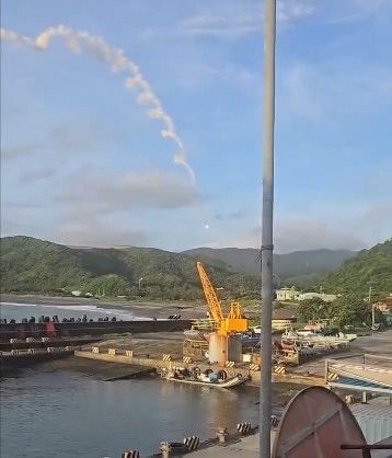 [서울=뉴시스]19일 대만 국책 방산연구기관인 국가중산과학연구원은 핑둥현 주펑기지에서 위성운반로켓 발사 시험을 실시한 가운데 로켓 추락 사고가 발생했다. 로켓이 추락하는 모습.<사진출처: 유튜브> 2026.08.19