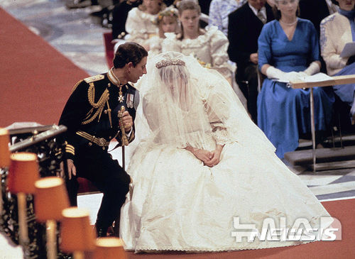 [런던=AP/뉴시스] 지난 1981년 7월 29일 찰스 영국 왕세자와 다이애나 왕세자비가 런던 세인트 폴 성당에서 결혼식을 올리는 모습. 2017.08.26.