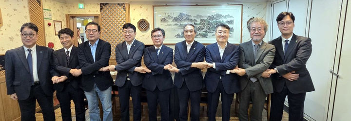 [전남광주=뉴시스] 더불어민주당 안도걸 전남광주통합특별시당 초대 위원장(가운데)이 19일 지역 대학 총장들과 간담회를 갖고 현안 해결 방안을 논의했다. 2026.0.19. (사진=전남광주시당 제공) photo@newsis.com *재판매 및 DB 금지