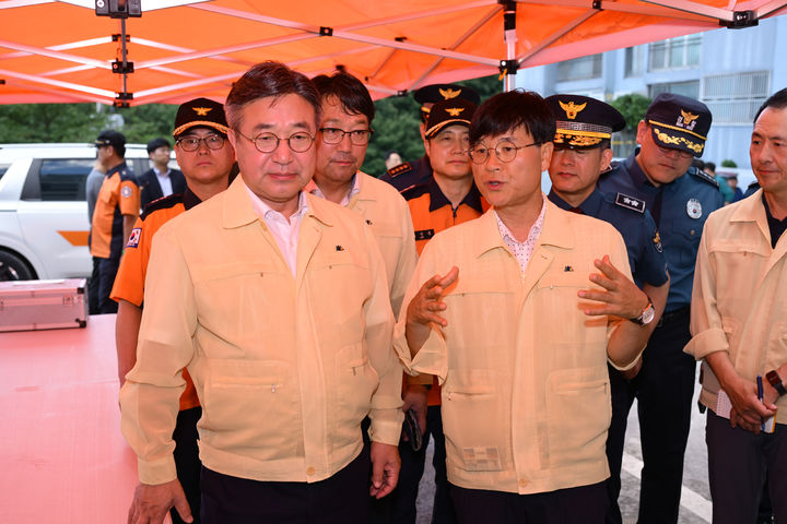 [거제=뉴시스] 신정철 기자= 물 폭탄을 맞은 경남 거제시는 집중호우 피해의 조속한 복구와 시민들의 일상 회복을 위해 정부와 국회에 전폭적인 지원을 요청했다.사진은 변광용 거제시장(사진, 앞줄 가운데)이 지난 18일 거제 수해 현장을 찾은 윤호중 행정안전부 장관에게 지역의 피해 상황을 설명하고, 신속한 피해 복구와 이재민 지원을 위한 정부의 적극적인 지원을 요청하고 있다.(사진=거제시 제공).2026.08.19. photo@newsis.com *재판매 및 DB 금지