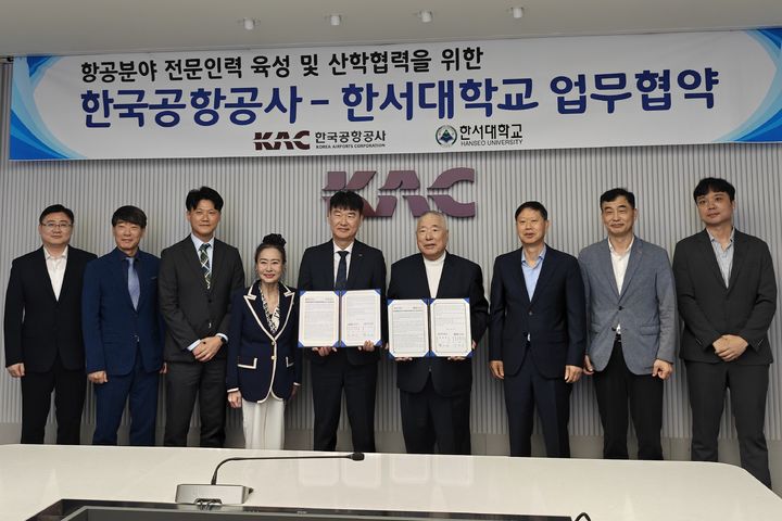 [서산=뉴시스] 함기선(오른쪽) 한서대학교 총장이 지난 18일 한국공항공사 본사에서 항공교통(항공운영) 분야 석사 과정 맞춤형 계약학과 개설 협약을 맺은 후 기념 사진을 찍고 있다. (사진=한서대학교 제공) 2026.08.19. photo@newsis.com *재판매 및 DB 금지