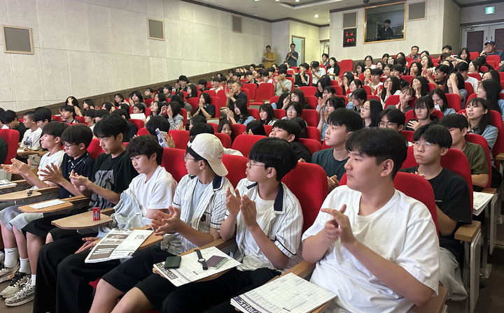 [순창=뉴시스] 지난 17일 순창청소년수련관에서 열린 옥천장학회의 '2028학년도 대학입시 설명회;가 진행 되고 있다. (사진=순창군옥천장학회 제공) 2026.08.19. photo@newsis.com&nbsp; *재판매 및 DB 금지