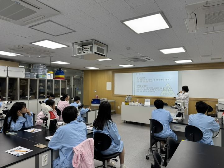 [서울=뉴시스] 서울시립대학교가 서울시립과학관과 협력해 '독성시대 X 과학관' 프로그램을 개최하고 '실험 교실' 행사를 진행했다. (사진=서울시립대 제공) 2026.08.19. photo@newsis.com *재판매 및 DB 금지