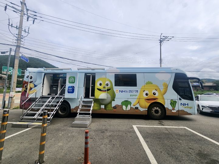 [창원=뉴시스]NH농협은행 경남본부, 기록적 폭우 내린 거제·통영에 이동점포 지원.(사진=경남농협 제공) 2026.08.19.photo@newsis.com *재판매 및 DB 금지