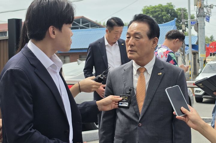 [논산=뉴시스]백성현 논산시장이 19일 대전법원 논산지원에서 1심 판결 후 입장을 밝히고 있다. 2026. 08. 19 photo@newsis.com *재판매 및 DB 금지