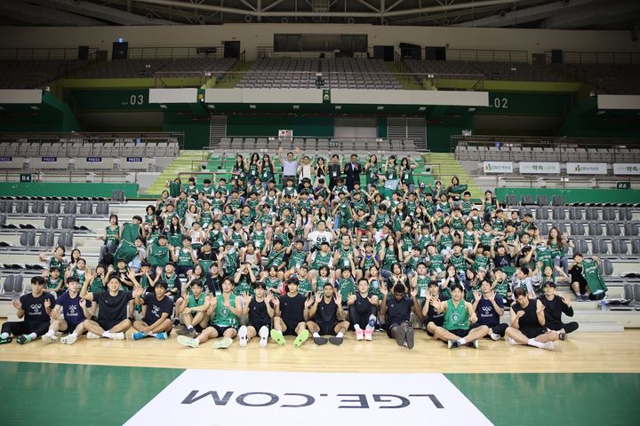 [서울=뉴시스] 지난 10일부터 2박3일간 강원도 원주시에서 진행된 DB손해보험 우수고객 자녀초청 농구캠프에서 농구선수단과 참가자들이 기념 촬영을 하고 있다. (사진=DB손보 제공) 2026.08.19. photo@newsis.com *재판매 및 DB 금지
