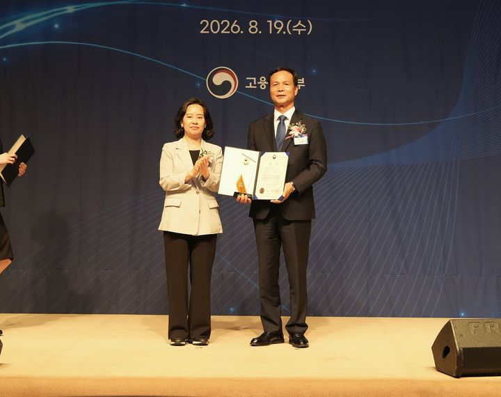 [음성=뉴시스] 조병옥(오른쪽) 충북 음성군수가 19일 오후 서울 중구 프레스센터에서 열린 2026 전국 지방정부 일자리대상 시상식에서 일자리 목표 공시제 부문 최우수상 수상 기념촬영을 하고 있다. (사진=음성군 제공) 2026.08.19. photo@newsis.com *재판매 및 DB 금지
