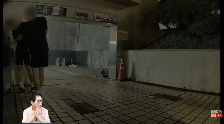 [서울=뉴시스]서울 강남구 대치동 학원가에 주차된 차량에 학생들이 라이터로 불을 붙여 차량 일부가 파손됐다. (사진=유튜브 '한문철TV' 캡처) 2026.08.19