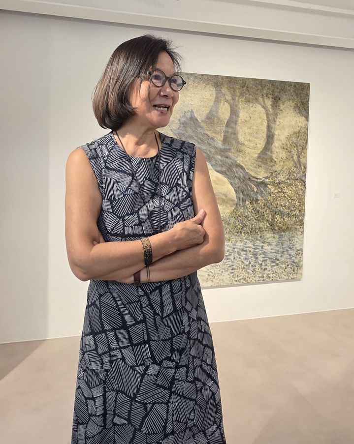 [사진=박현주 미술전문기자] 19일 예화랑에서 5년 만에 개인전 '영원한 봄'을 여는 김원숙 작가가 작품을 설명하고 있다. 2026.08.19. hyun@newsis.com *재판매 및 DB 금지