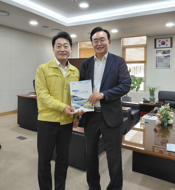 [나주=뉴시스] 윤병태 나주시장(오른쪽)이 18일 이호현 기후에너지환경부 제2차관에게 주요 현안을 건의하고 있다. (사진=나주시 제공) 2026.09.03. photo@newsis.com *재판매 및 DB 금지