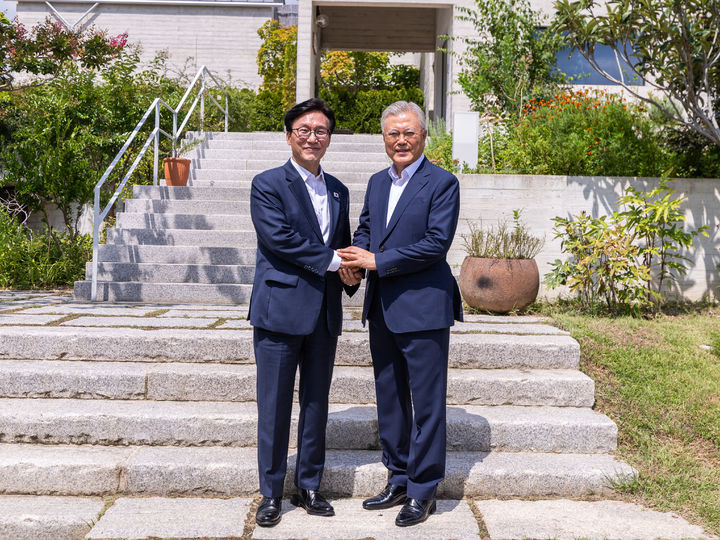 [서울=뉴시스]김민석 더불어민주당 대표가 19일 경남 양산시에 위치한 문재인 전 대통령 사저를 방문해 문 전 대통령 내외를 예방했다. 더불어민주당 제공. <2026.08.19> *재판매 및 DB 금지