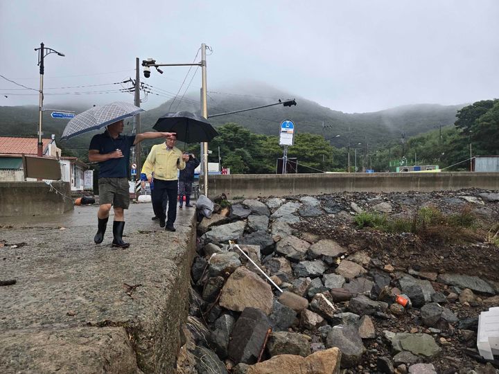 [부산=뉴시스] 박상준 부산 강서구청장이 피해 현장을 직접 찾아 복구 상황과 주민 불편을 살피고 있다. (사진=부산강서구청 제공) 2026.08.19. photo@newsis.com *재판매 및 DB 금지