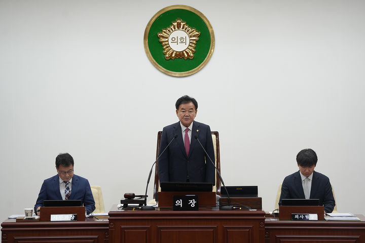태백시의회 고재창 의장이 19일 본회의장에서 ‘제295회 태백시의회 임시회’ 제1차 본회의 개회를 선언하고 있다.(사진=태백시의회 제공) *재판매 및 DB 금지