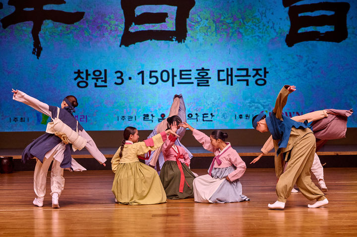 [창원=뉴시스] 강경국 기자 = 19일 경남 창원시 3.15아트홀 대극장에서 열린 제13회 크라운해태 한음회 창원 공연에서 경북 청소년 무용단 리틀예인무용단이 박종필류 덧배기춤을 공연하고 있다. (사진=크라운해태제과 제공). 2026.08.19. photo@newsis.com *재판매 및 DB 금지