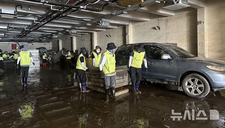 [전주=뉴시스] 전북농협은 19일 집중호우로 대규모 피해가 발생한 경남 거제 지역을 찾아 수해 복구 활동을 펼쳤다. (사진=전북농협 제공) 2026.08.19. photo@newsis.com