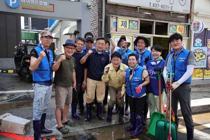 [서울=뉴시스] 조국혁신당 민생기병대는 19일 경남 거제 고현시장 및 옥현동 일대를 찾아 수해 복구 자원봉사를 하고 현장 점검에 나섰다. (사진=조국혁신당 제공) 2026.08.19. photo@newsis.com *재판매 및 DB 금지