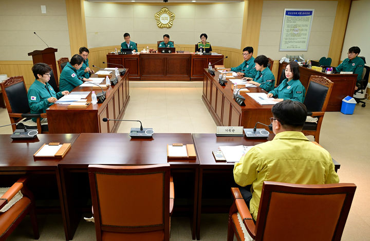 정선군의회(의장 배왕섭)는 19일 군의회 특별위원회 회의실에서 ‘8월 의원 간담회’를 진행하고 있다.(사진=정선군 제공) *재판매 및 DB 금지