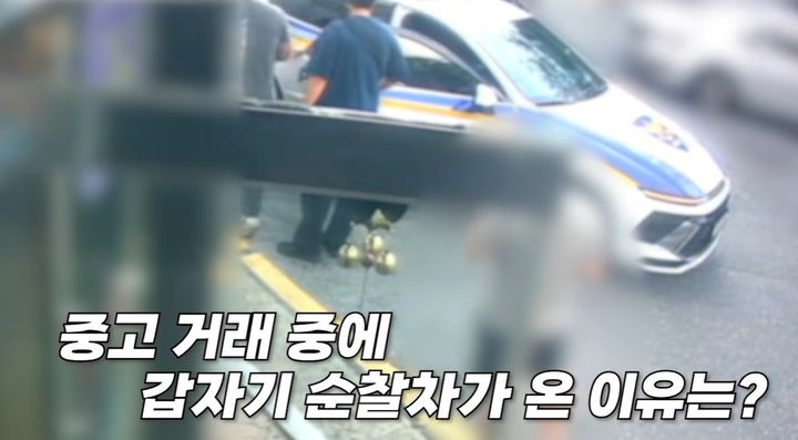 [서울=뉴시스] 19일 대한민국 경찰청 공식 유튜브 채널에는 경찰이 대전 서구에서 도로 위 쓰러진 남성에게 접근해 물건을 훔친 후 중고 거래 사이트에 제품을 올린 피의자를 체포하는 모습이 공개됐다. (사진=유튜브 '경찰청' 캡처) *재판매 및 DB 금지