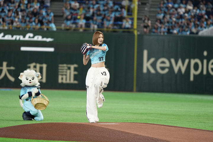 [서울=뉴시스] 하츠투하츠 지우 일본 프로야구 스페셜 경기 시구. (사진 = Lions official) 2026.08.19. photo@newsis.com *재판매 및 DB 금지