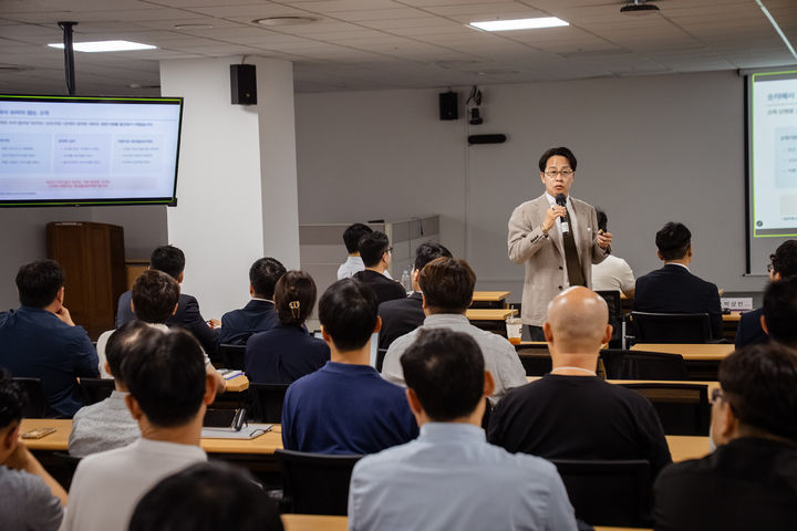 하나투어 조좌진 신임 대표가 18일 서울 종로구 하나투어 본사에서 임직원을 대상으로 전략 프레젠테이션을 진행하고 있다. (사진=하나투어) *재판매 및 DB 금지