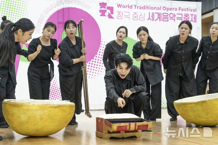 [서울=뉴시스]'2026 창극 중심 세계음악극축제' 공연 중 국립창극단 '창극콘서트-흥보, 박을 타다' 시연 장면. (사진=국립극장 제공) 
