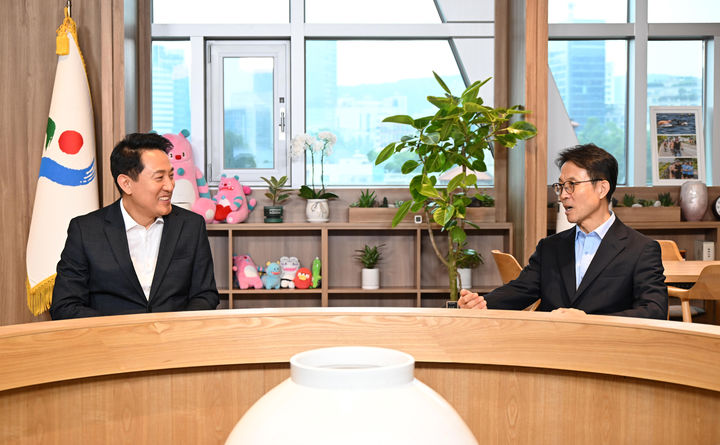 [서울=뉴시스] 오세훈 서울시장이 19일 오후 2시 서울시청 집무실에서 김진오 저출산고령사회위원회 부위원장과 저출생·고령화 문제에 대해 이야기를 나누고 있다. (사진=서울시 제공) 2026.08.19. photo@newsis.com *재판매 및 DB 금지