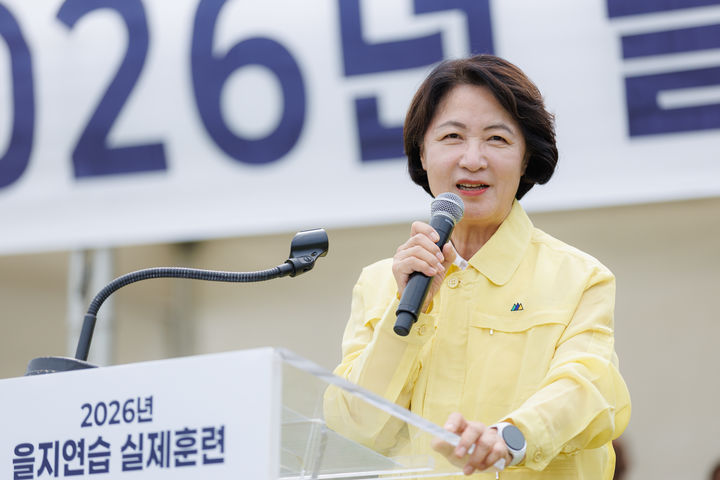 [화성=뉴시스] 추미애 경기도지사가 19일 오후 화성특례시 농업기술센터에서 진행된 '2026년 을지연습 道 단위 실제훈련'을 마치고 강평을 하고 있다. (사진=경기도 제공) 2026.08.19. photo@newsis.com *재판매 및 DB 금지
