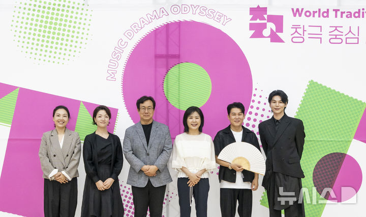 [서울=뉴시스]19일 국립극장 뜰아래연습장에서 열린 '2026 창극 중심 세계음악극축제' 기자간담회가 끝난 뒤 참석자들이 기념촬영을 하고 있다. (왼쪽부터) 혜성컴퍼니 김혜성 대표, 판소리공장 바닥소리 정지혜 대표, 전남광주통합특별시립창극단 김용호 예술감독, 유은선 축제추진단장, 국악인 겸 방송인 남상일, 소리꾼 김준수. (사진=국립극장 제공) 