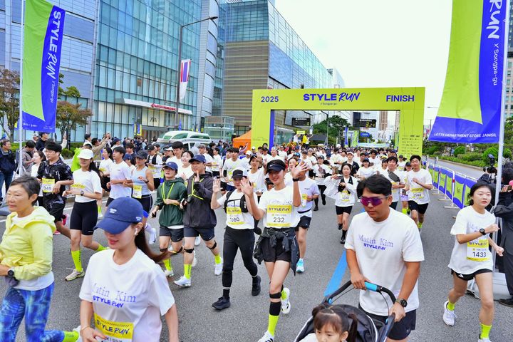 [서울=뉴시스] 지난해 서울시 송파구 일대에서 진행한 스타일런 행사에서 달리고 있는 참가자들의 모습 (사진=롯데백화점 제공) 2026.08.20. photo@newsis.com *재판매 및 DB 금지
