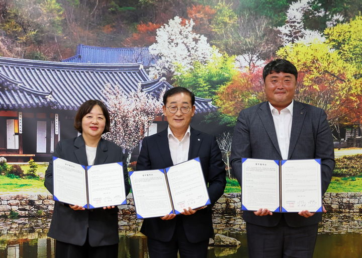 [진도=뉴시스] 19일 진도군청 이재각 군수, 쏠비치 진도 총지배인, 보배야놀자 영어조합법인 대표가 수산물 고부가가치화를 위한 업무협약을 하고 있다. (사진=진도군 제공) 2026.08.19. photo@newsis.com *재판매 및 DB 금지