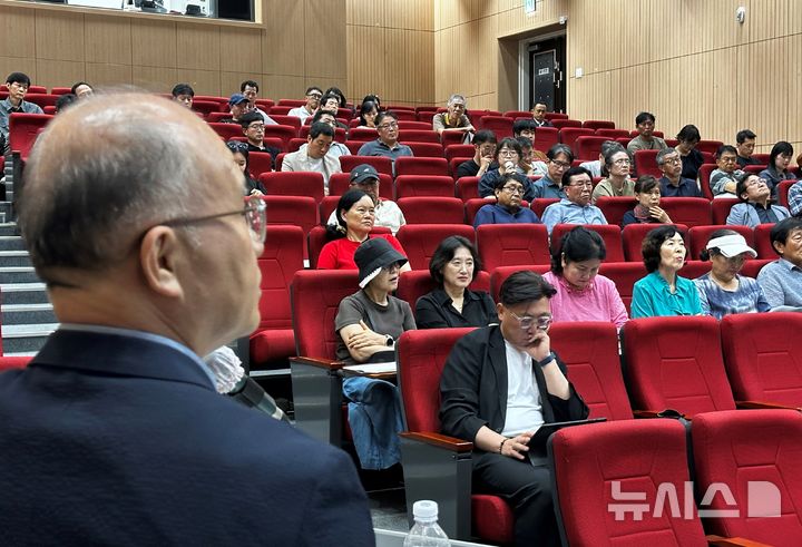 [서귀포=뉴시스] 김수환 기자 = 19일 오후 5시 시청 별관 문화강좌실에서 서귀포시가 관광극장 활용 방안 마련을 위한 시민 공개 간담회를 개최한 가운데 한 방청객이 관광극장 활용 방안 마련 과업을 맡은 이성용 제주연구원 선임연구위원에게 질문하고 있다. 2026.08.19. notedsh@newsis.com