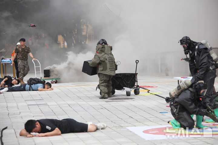 [안양=뉴시스] 19일 오후 안양시 평촌아트홀에서 열린 을지연습 연계 '다수드론 복합위협 대응 훈련'에서 관계자들이 드론 위협 대응 훈련에 임하고 있다. (사진=안양시 제공).2026.08.19. photo@newsis.com 