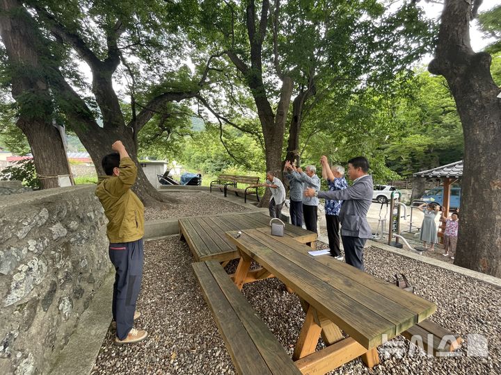 [울진=뉴시스] 안병철 기자 = 지난 15일 경북 울진군 온정면 조금1리 주민들이 마을 정자에서 제81주년 광복절 기념행사를 진행하고 있다.(사진=울진군 제공) 2026.08.19. photo@newsis.com