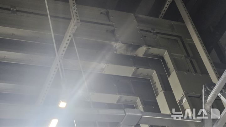 [인천=뉴시스] 19일 오후 인천 서해구 원창동 한 물류창고 건물 지하 1층 기계실 배전반에서 불이 났다. (사진=인천소방본부 제공) 2026.08.19. photo@newsis.com