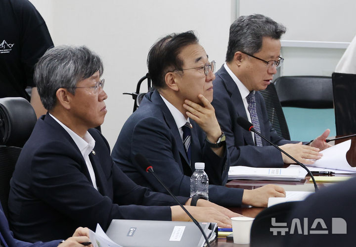 [서울=뉴시스] 최진석 기자 = 김윤덕(가운데) 국토교통부 장관과 김이탁(왼쪽) 1차관이 19일 여의도 국회 의원회관에서 열린 국회 국토교통위원회 소속 더불어민주당 의원들과 당정협의회에서 시작을 기다리고 있다. 2026.08.19. myjs@newsis.com