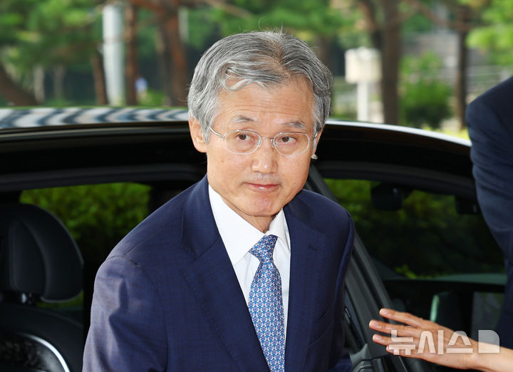 [서울=뉴시스] 전신 기자 = 조희대 대법원장이 19일 오전 서울 서초구 대법원 청사로 등청하고 있다. 2026.08.19. photo1006@newsis.com