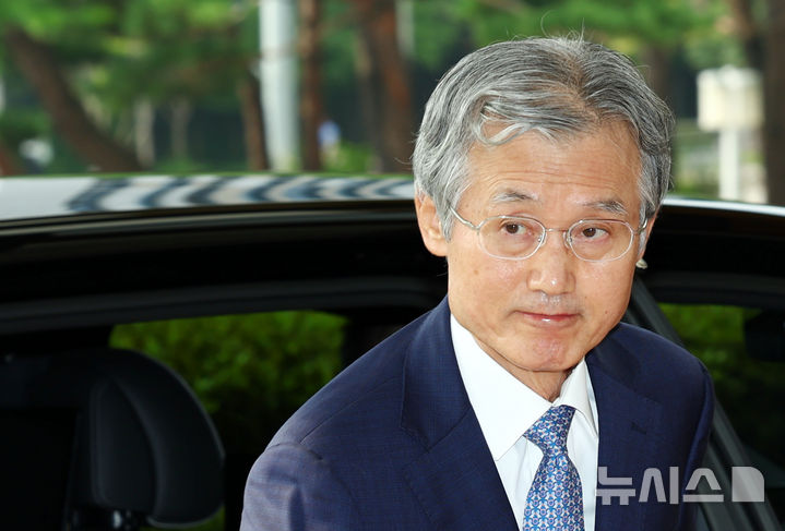 [서울=뉴시스] 전신 기자 = 조희대 대법원장이 19일 오전 서울 서초구 대법원 청사로 등청하고 있다. 2026.08.19. photo1006@newsis.com