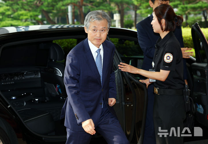 [서울=뉴시스] 전신 기자 = 조희대 대법원장이 19일 오전 서울 서초구 대법원 청사로 등청하고 있다. 2026.08.19. photo1006@newsis.com