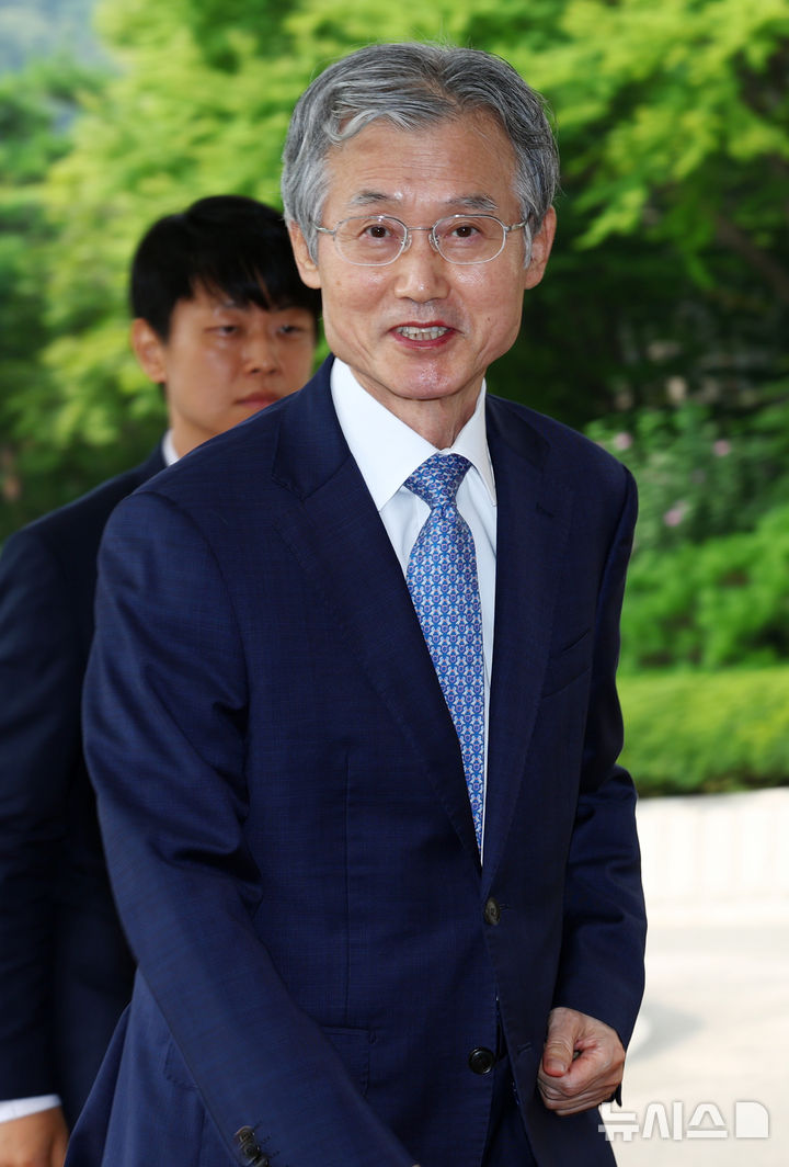 [서울=뉴시스] 전신 기자 = 조희대 대법원장이 19일 오전 서울 서초구 대법원 청사로 등청하고 있다. 2026.08.19. photo1006@newsis.com