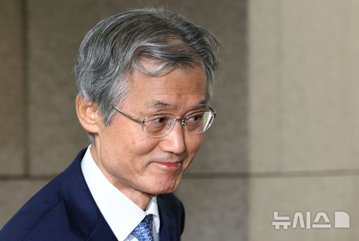 [서울=뉴시스] 전신 기자 = 조희대 대법원장이 19일 오전 서울 서초구 대법원 청사로 등청하고 있다. 2026.08.19. photo1006@newsis.com