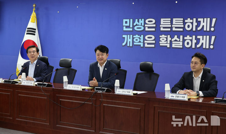 [서울=뉴시스] 최진석 기자 = 국회 국토교통위원회 여당 간사인 복기왕 더불어민주당 의원과 국토위 소속 여당 의원들이 19일 여의도 국회 의원회관에서 열린 당정협의회에 참석해 자리하고 있다. 2026.08.19. myjs@newsis.com