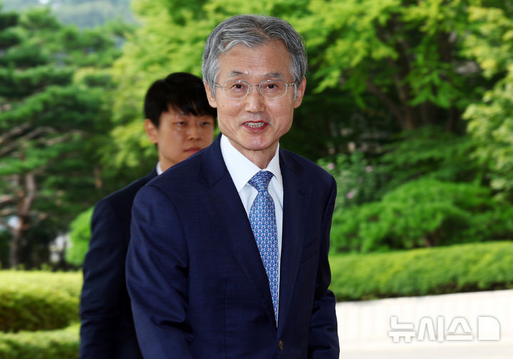 [서울=뉴시스] 전신 기자 = 조희대 대법원장이 19일 오전 서울 서초구 대법원 청사로 등청하고 있다. 2026.08.19. photo1006@newsis.com