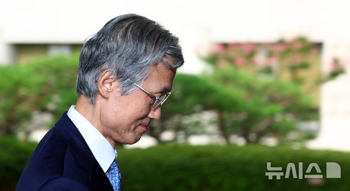 [서울=뉴시스] 전신 기자 = 조희대 대법원장이 19일 오전 서울 서초구 대법원 청사로 등청하고 있다. 2026.08.19. photo1006@newsis.com