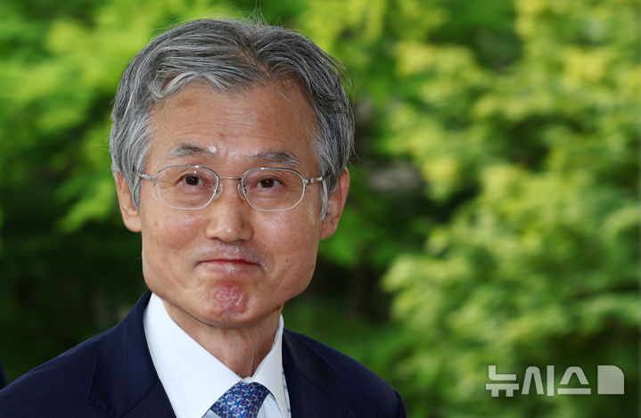 [서울=뉴시스] 전신 기자 = 조희대 대법원장이 19일 오전 서울 서초구 대법원 청사로 등청하고 있다. 2026.08.19. photo1006@newsis.com