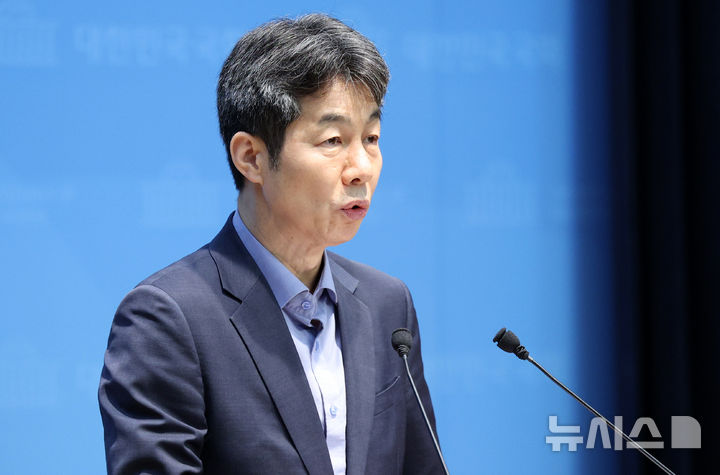 [서울=뉴시스] 고범준 기자 = 윤건영 더불어민주당 의원이 19일 서울 여의도 국회 소통관에서 현안 관련 기자회견을 하고 있다. 2026.08.19. bjko@newsis.com