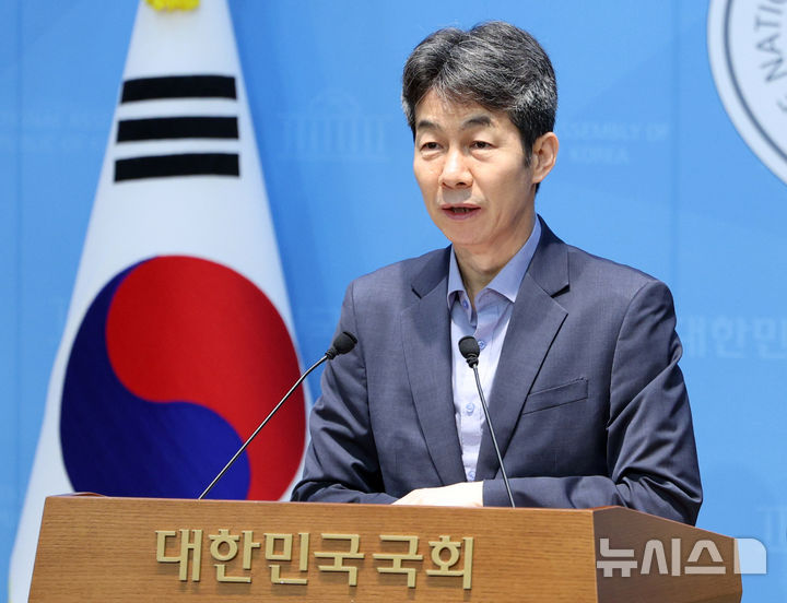 [서울=뉴시스] 고범준 기자 = 윤건영 더불어민주당 의원이 지난 8월 19일 서울 여의도 국회 소통관에서 현안 관련 기자회견을 하고 있다. 2026.08.19. bjko@newsis.com