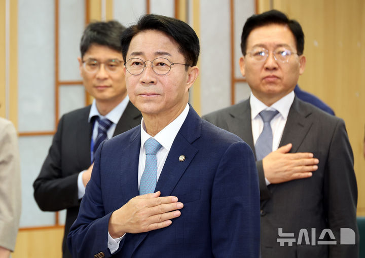 [서울=뉴시스] 최진석 기자 = 조정식 국회의장이 19일 여의도 국회 의원회관에서 열린 전력산업 발전을 통한 전력안보 강화 세미나에서 국기에 경례하고 있다. 2026.08.19. myjs@newsis.com