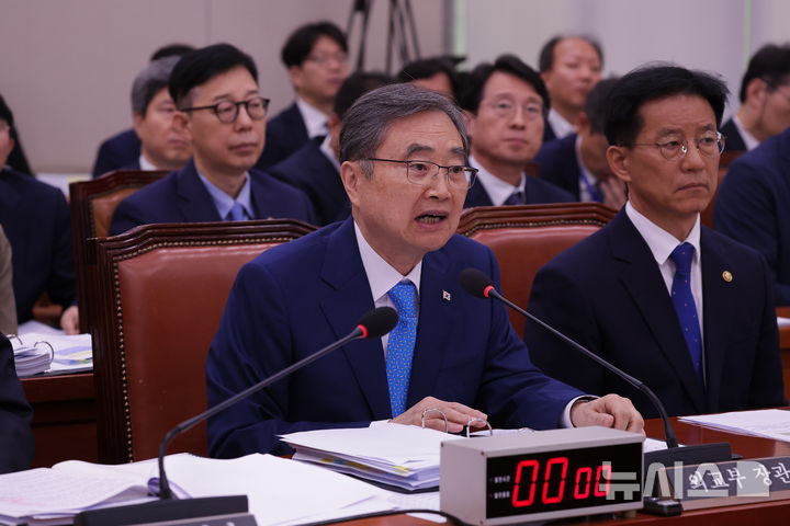 [서울=뉴시스] 정병혁 기자 = 조현 외교부 장관이 19일 서울 여의도 국회에서 열린 외교통일위원회 전체회의에서 UFS 훈련 축소 관련 질문에 답하고 있다. 2026.08.19. jhope@newsis.com