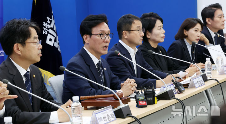  [부산=뉴시스] 하경민 기자 = 김민석 더불어민주당 대표가 19일 부산 동구 부산시당에서 열린 현장 최고위원회 회의에 참석, 모두발언을 하고 있다. 2026.08.19. yulnetphoto@newsis.com