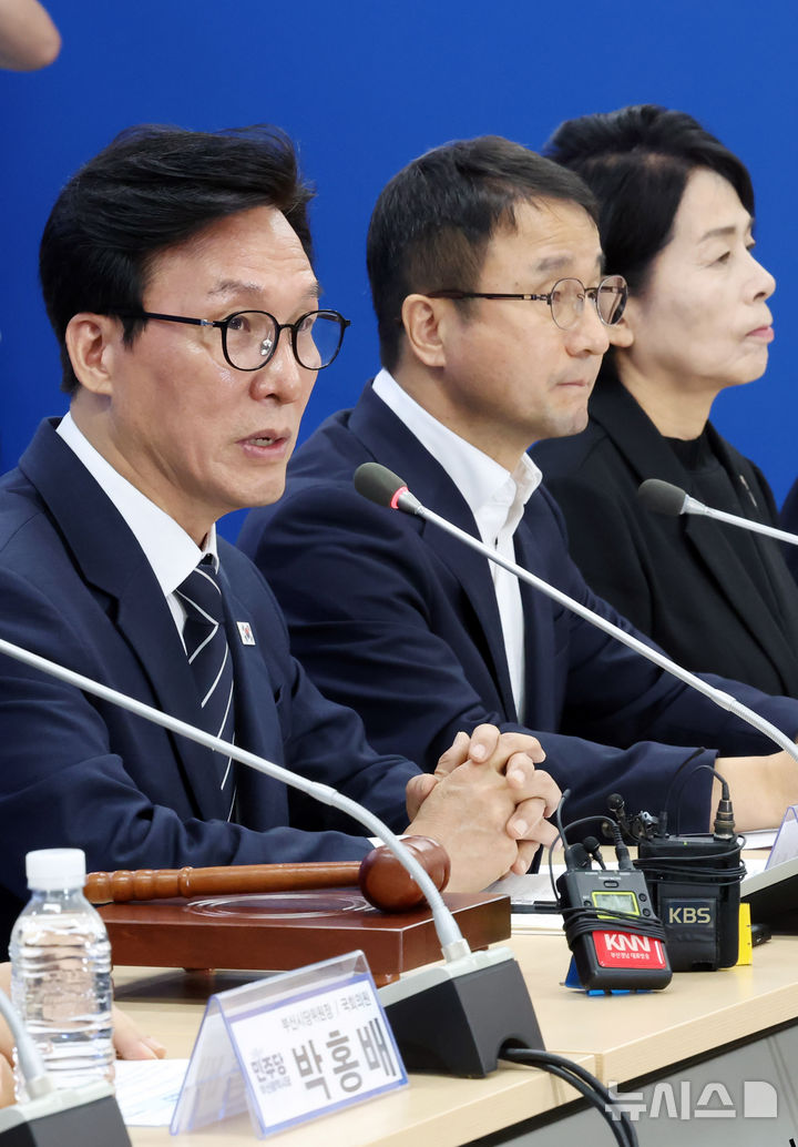  [부산=뉴시스] 하경민 기자 = 김민석 더불어민주당 대표가 19일 부산 동구 부산시당에서 열린 현장 최고위원회 회의에 참석, 모두발언을 하고 있다. 2026.08.19. yulnetphoto@newsis.com